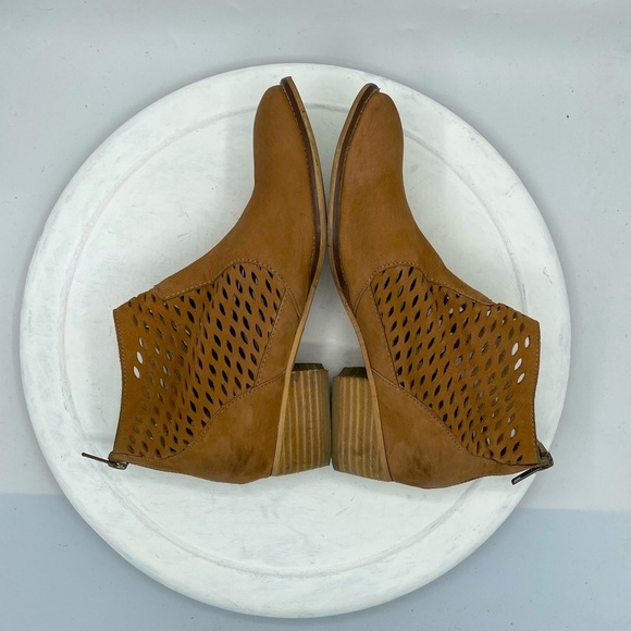 Anthropologie-Seychelles Waypoint Ankle  Boots, Real Perforated Leather - Picture 6 of 7
